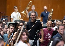 El director José María Moreno, junto a los músicos, en el ensayo general previo al concierto que abrió la temporada el pasado jueves.