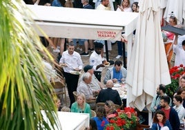 Unos clientes son atendidos en un restaurante del Centro de Málaga.