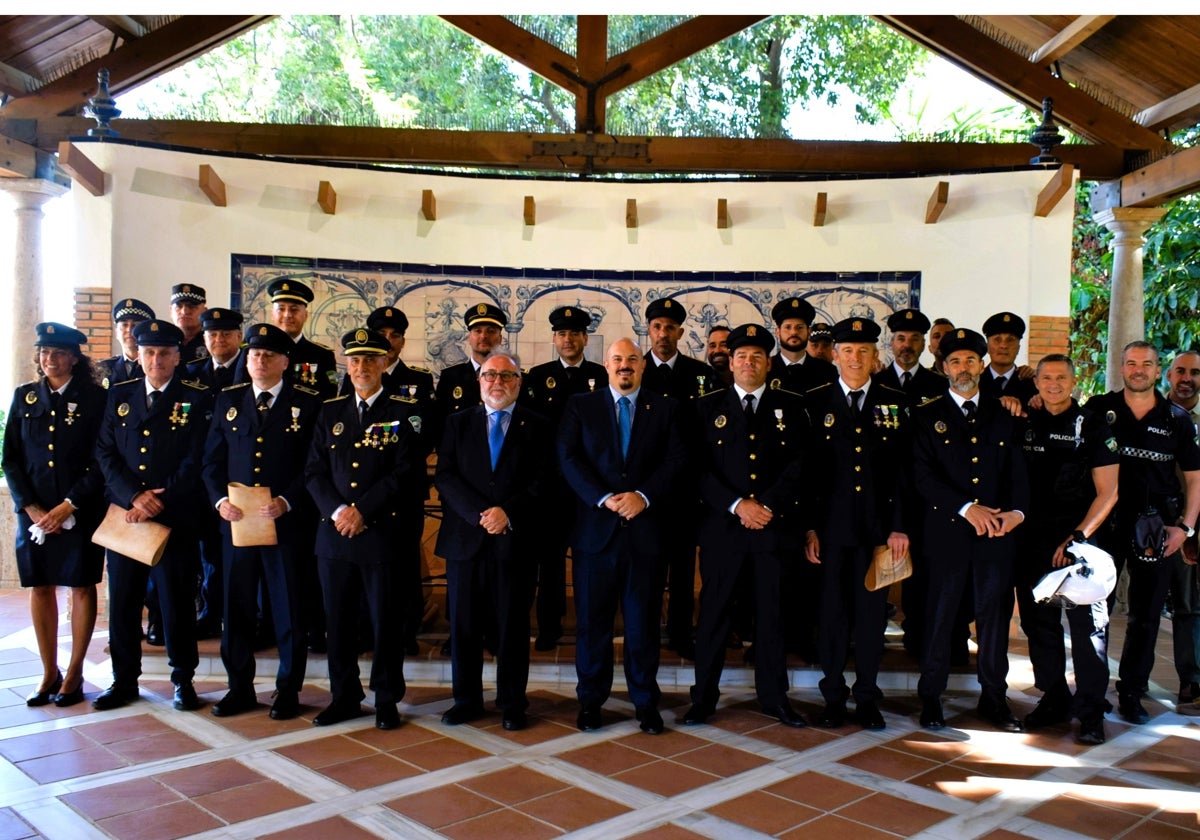 El alcalde y el concejal del área, con la Policía Local.