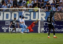 Herrero despeja el balón en una acción del partido del Málaga.