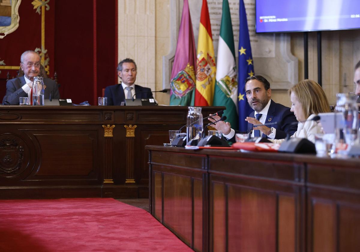 Dani Pérez toma la palabra en un pleno del Ayuntamiento ante la mirada del alcalde.