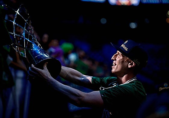 Alberto Díaz celebra el título de la Champions con los aficionados tras ganar el título en Belgrado.
