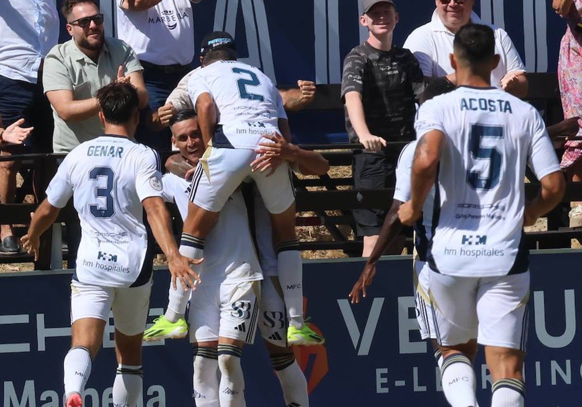 Los jugadores del Marbell celebran el tanto de Callejón.