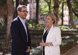 El delegado territorial de Economía, junto a Carolina España.