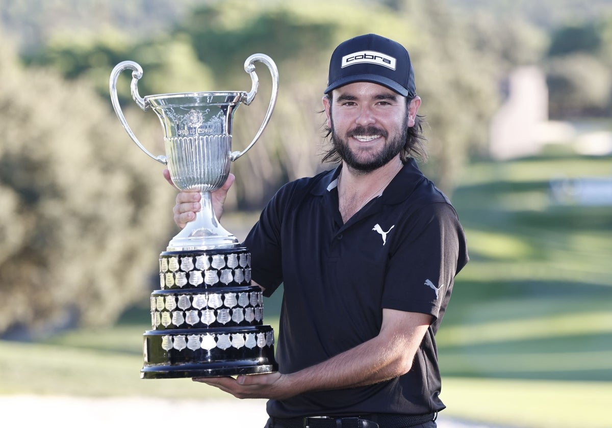 Ángel Hidalgo, con el trofeo del Acciona Open de España, del DP World Tour, en Madrid.