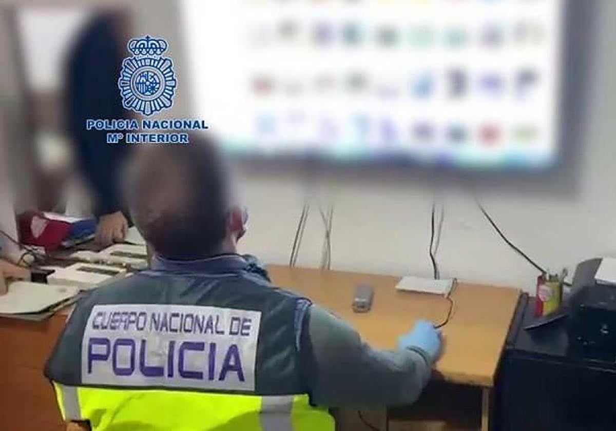 Imagen de archivo de un agente en otro operativo contra la pornografía infantil.