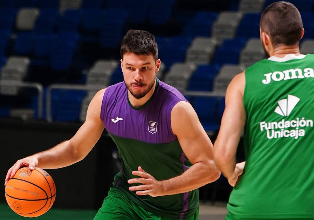 Jonathan Barreiro encara a Kravish en el entrenamiento de esrte lunes.