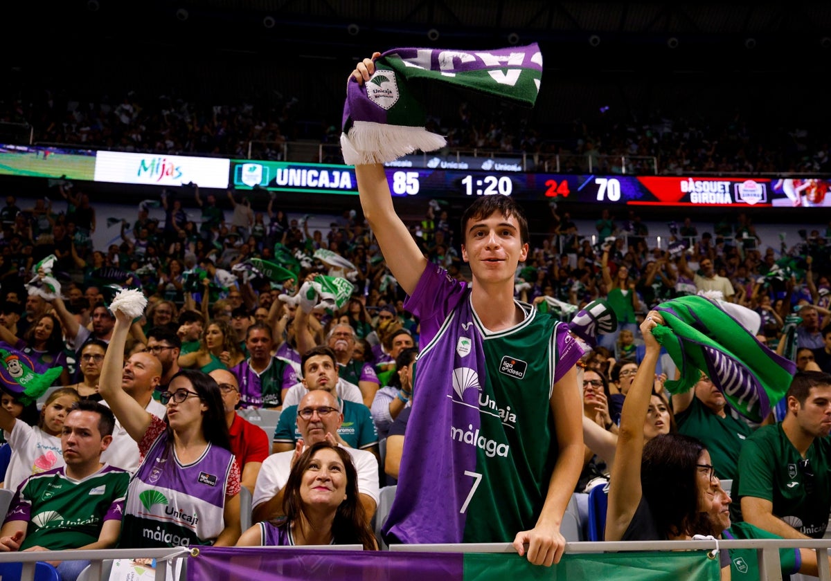 Un aficionado celebra una canasta durante el partido contra el Girona.