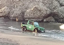 Se presenta en El Palo el conductor que aparcó su coche en el mar en el Peñón del Cuervo