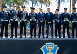 Foto de familia de los galardonados por el Ayuntamiento nerjeño con motivo del patrón de la Policía Local.