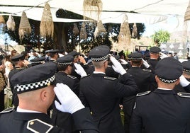 Agentes saludan durante el acto institucional.