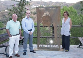 Acto de inauguración de la nueva escultura en homenaje al artista en Macharaviaya.