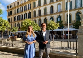 Los concejales de Vox, Yolanda Gómez y Antonio Alcázar, en la plaza de la Merced.