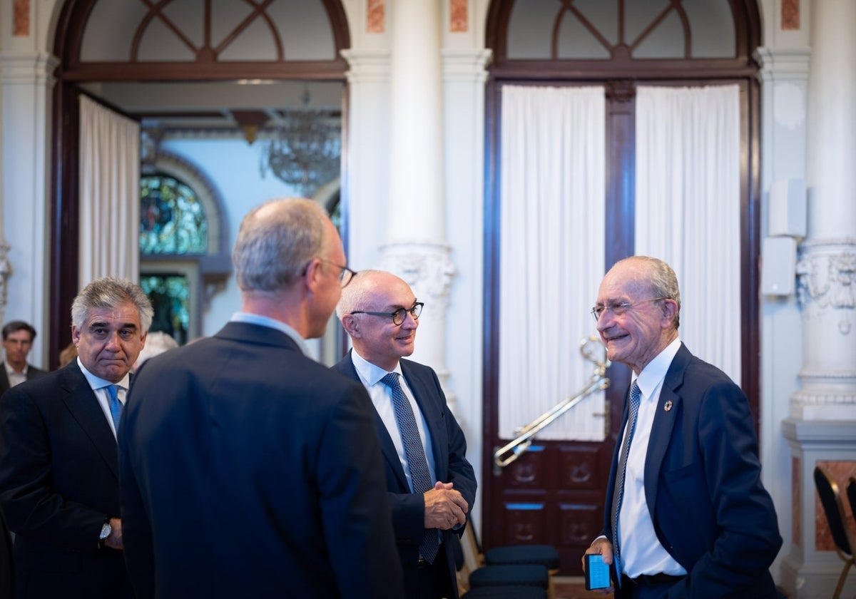 Luc Van den hove, con el alcalde en la recepción del Ayuntamiento de Málaga.