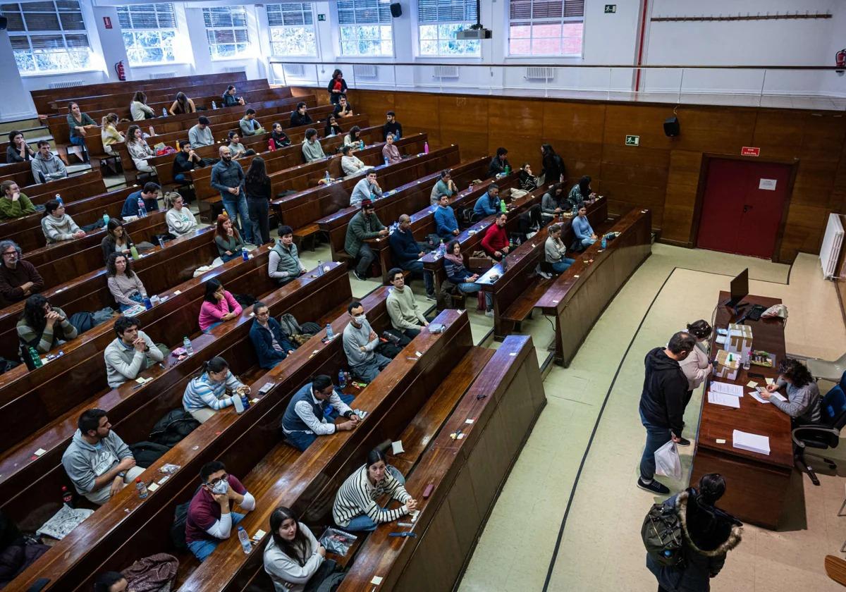 Imagen de archivo de aspirantes a un empleo público durante un examen.