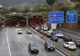 Imagen de archivo de retenciones en el túnel de San José a causa de otro accidente.