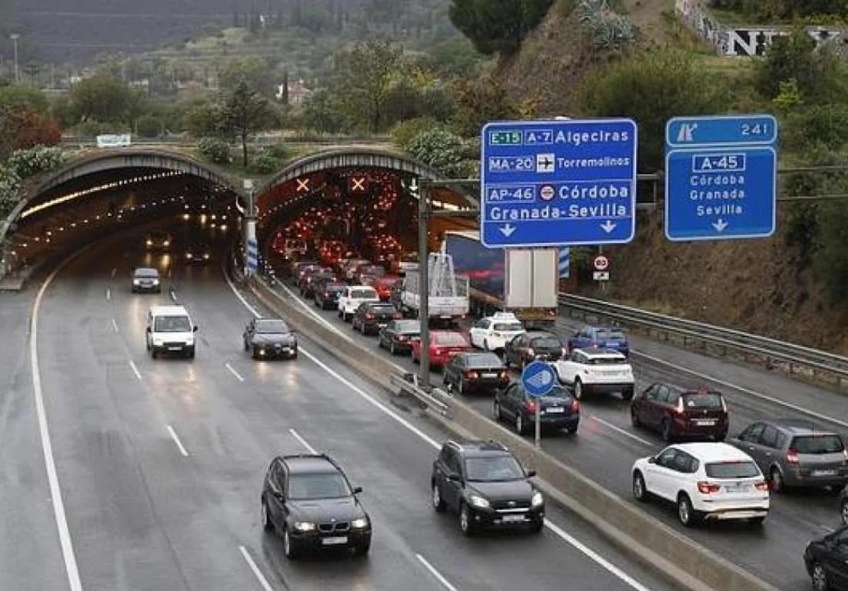 Imagen de archivo de retenciones en el túnel de San José a causa de otro accidente.