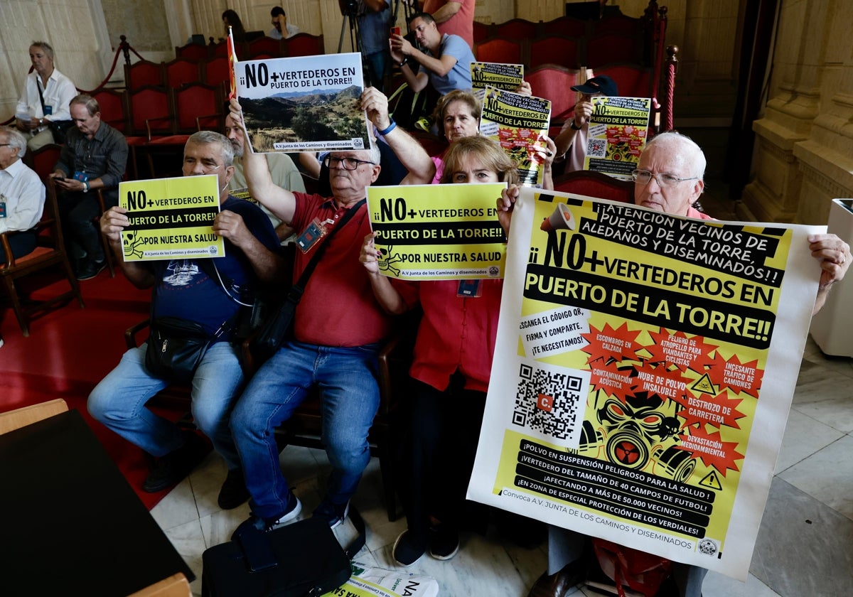 Vecinos de la Junta de los Caminos y otros diseminados, de Puerto de la Torre, con su protesta en el pleno del pasado jueves 26 en contra del vertedero.