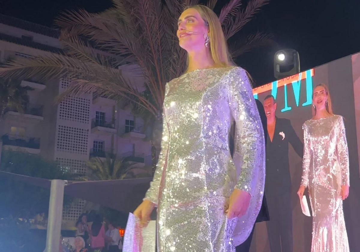 La modelo trans Ángela Ponce luce un vestido de la nueva colección de la marca malagueña 'MAOG'.