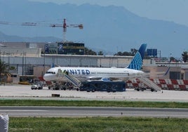 Avión de United Airlines se prepara en el aeropuerto de Málaga para dirigirse a Nueva York.