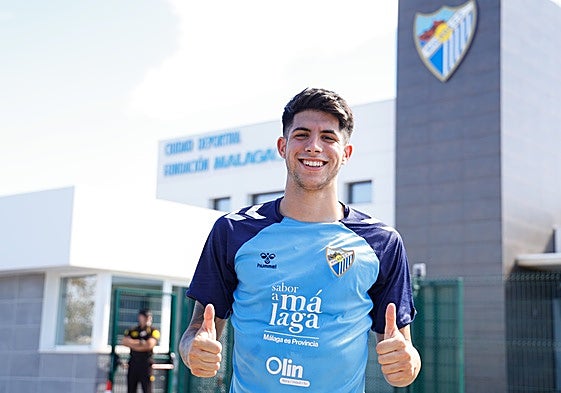 Antoñito Cordero en frente de La Academia.