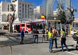 Bomberos actuando en la Peña Diana, en el recinto ferial.