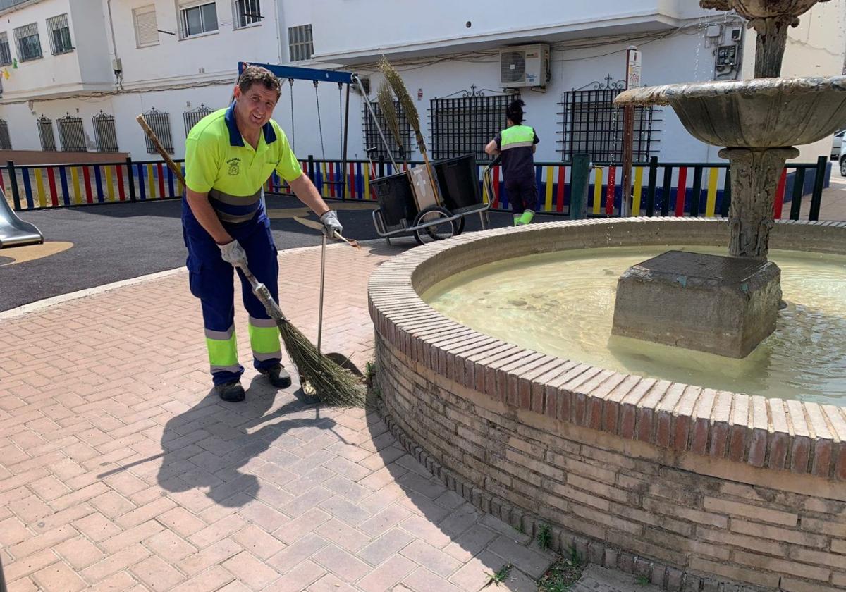 Un operario de limpieza.