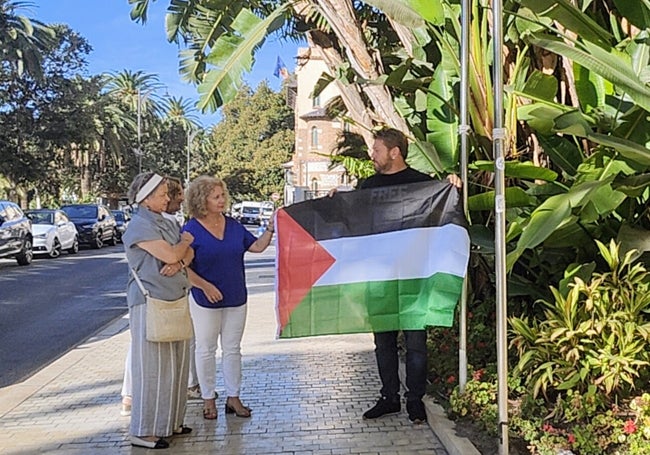 Sguiglia con una bandera palestina a las puertas del Ayuntamiento de la capital.