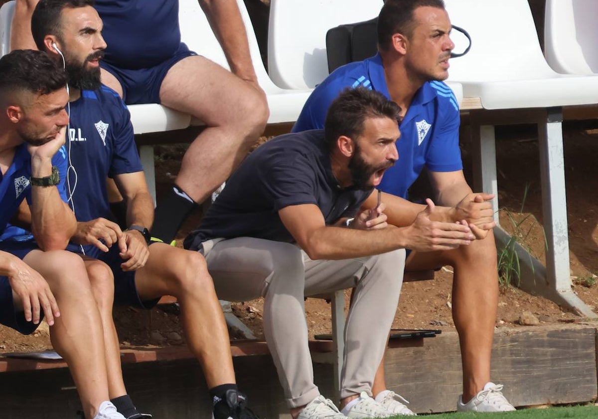 El técnico del Marbella grita a sus jugadores desde el banquillo.