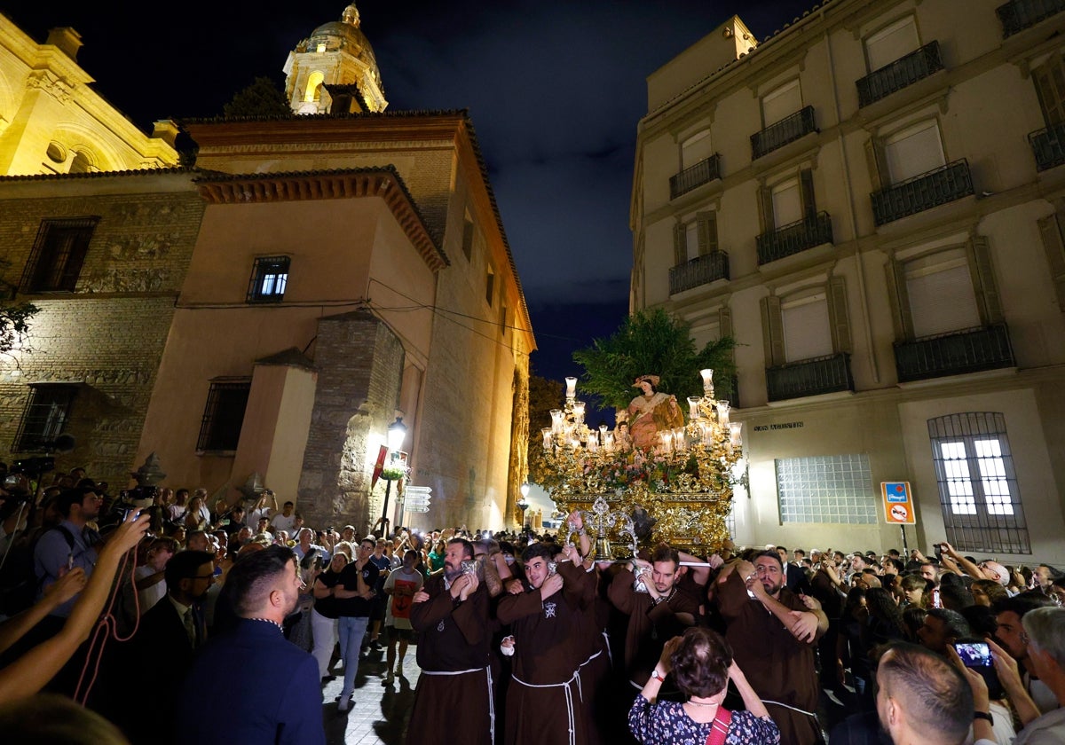 La Divina Pastora en el momento de acceder al Patio de los Naranjos.