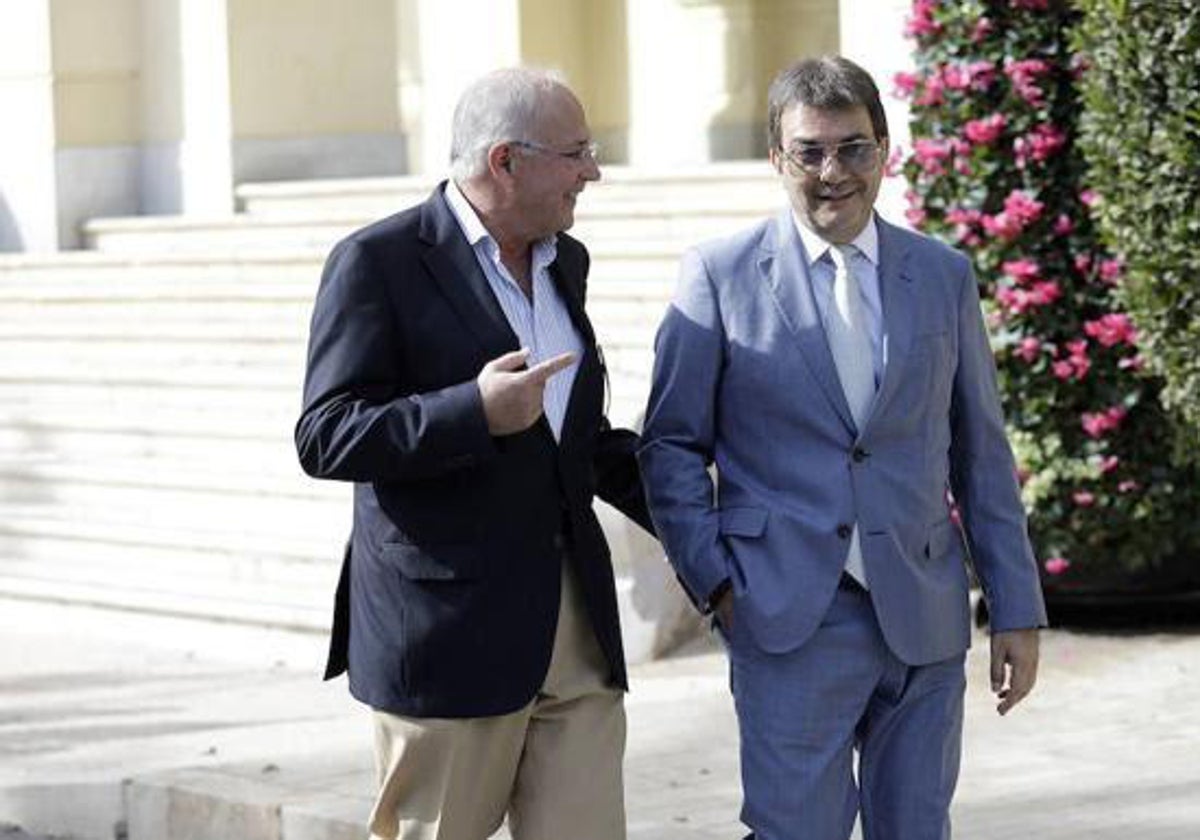 José Carlos Aguilera y Jamal Satli, junto al Ayuntamiento de Málaga.