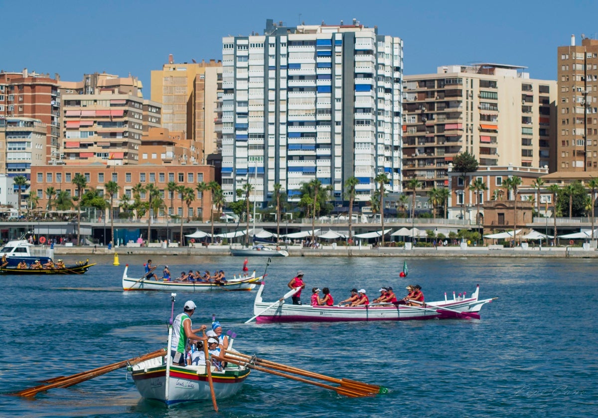 Una regata de jábegas, en la playa de La Malagueta.