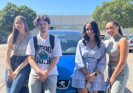 Grupo de estudiantes que comparten coche.