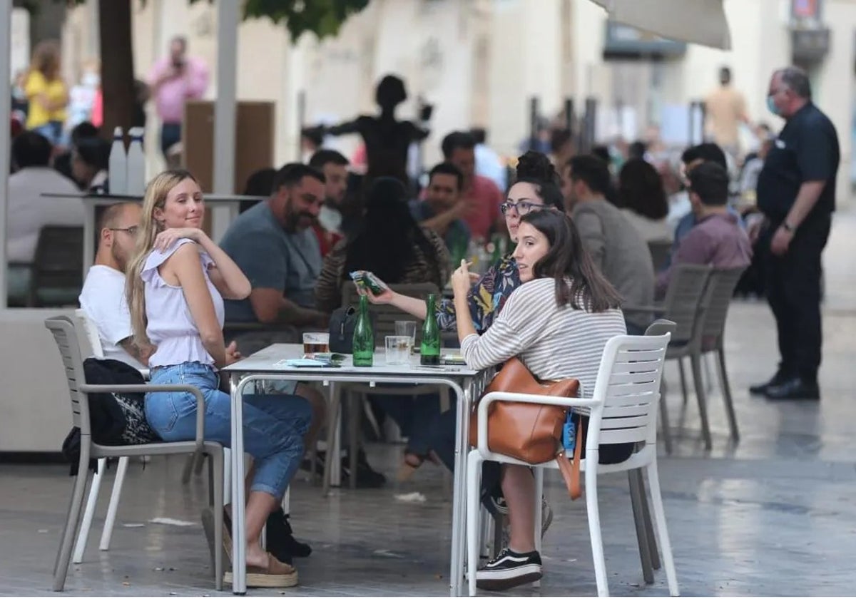 ¿Se mantendrá la prohibición de abrir nuevos bares en el Centro? El Ayuntamiento lo estudia