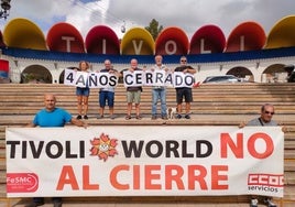 Ex trabajadores del parque con una pancarta denunciado los cuatro años de cierre.