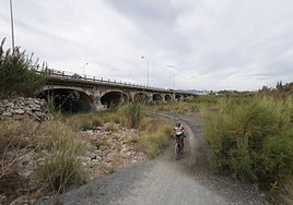 Vista del puente de la MA-21 cuyos vanos serán ampliados para ganar en seguridad.