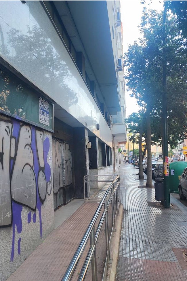 Detalle de la entrada adaptada del edificio.