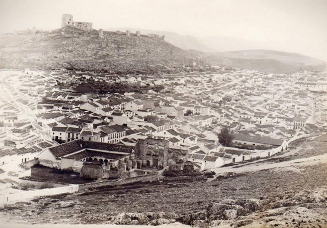 Vista de Teba en los años 30 con el castillo medieval al fondo.