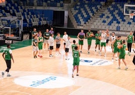 Ibon Navarro instruye a sus jugadores durante un entrenamiento.