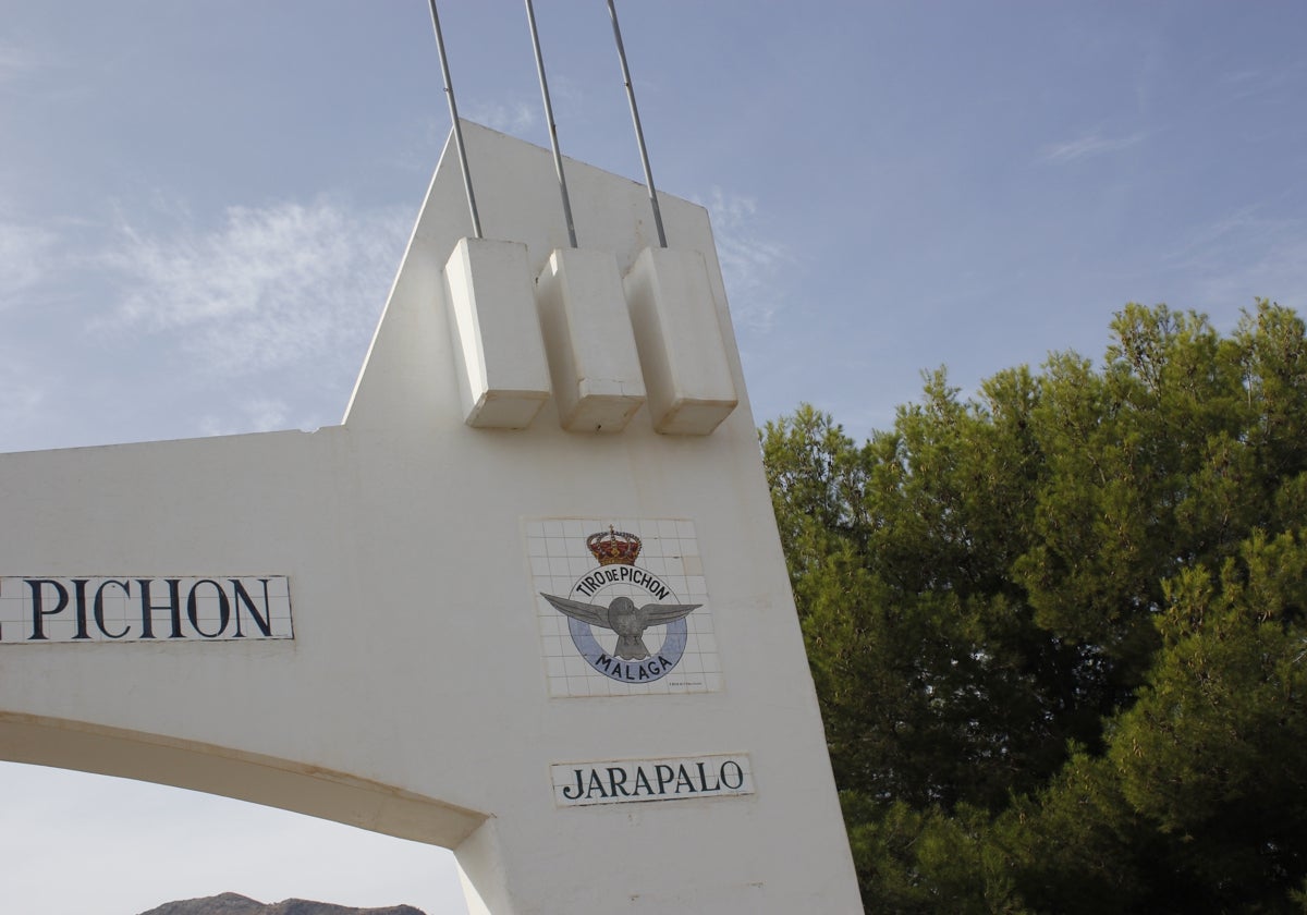 Arco de entrada al carril que conduce al Club de Tiro Jarapalo.