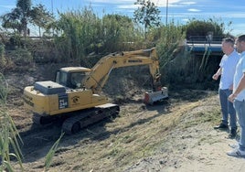 El edil de Medio Ambiente y un responsable municipal, este jueves en la visita a los trabajos en el río Seco.