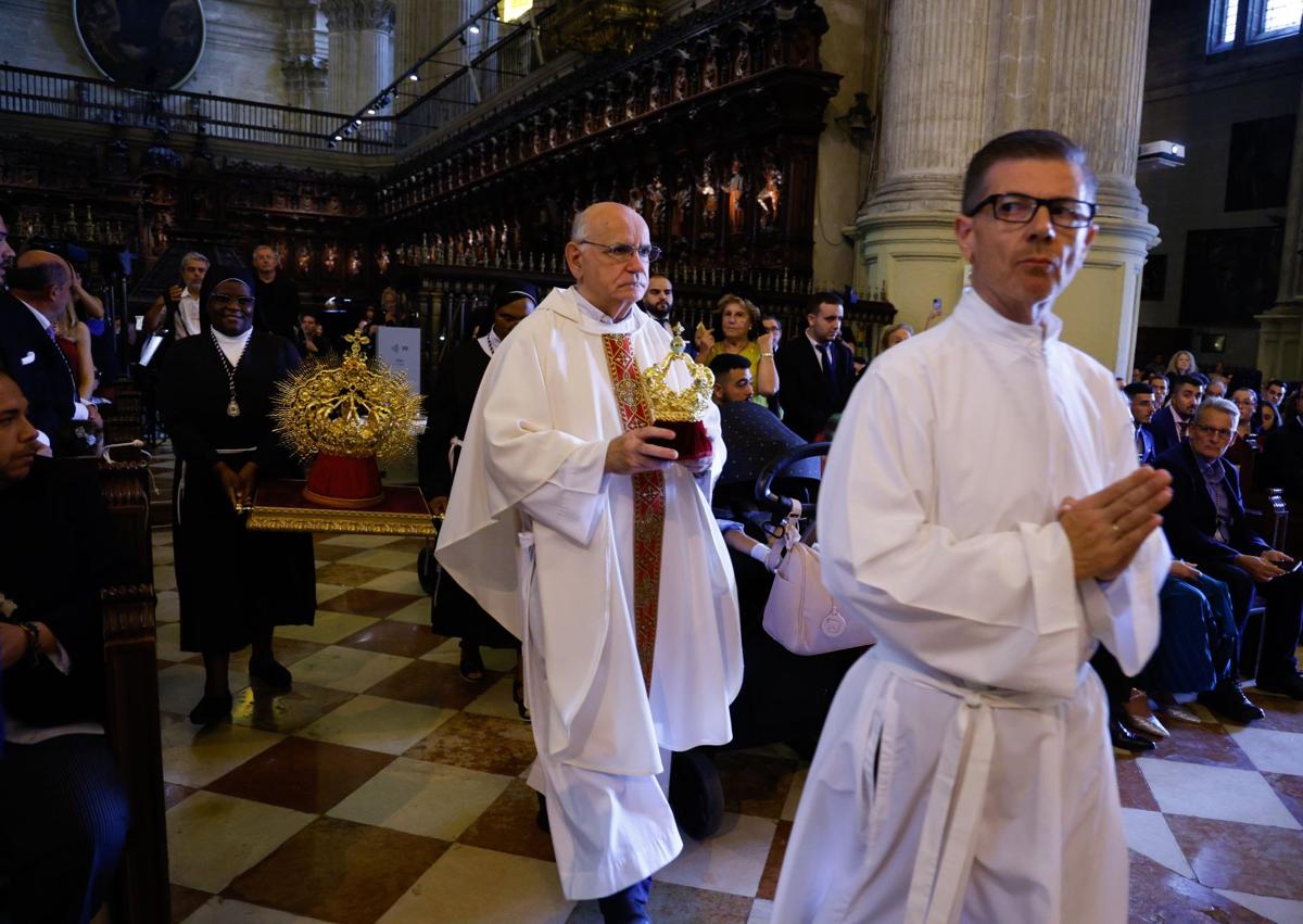 Imagen secundaria 1 - Catalá durante su homilía. Traslado de las coronas para su bendición. Emoción de los asistentes