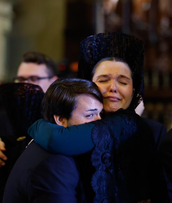 Imagen secundaria 2 - Catalá durante su homilía. Traslado de las coronas para su bendición. Emoción de los asistentes