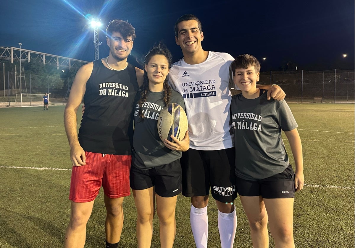 Los veteranos del equipo de rugby de la UMA al finalizar el entrenamiento.