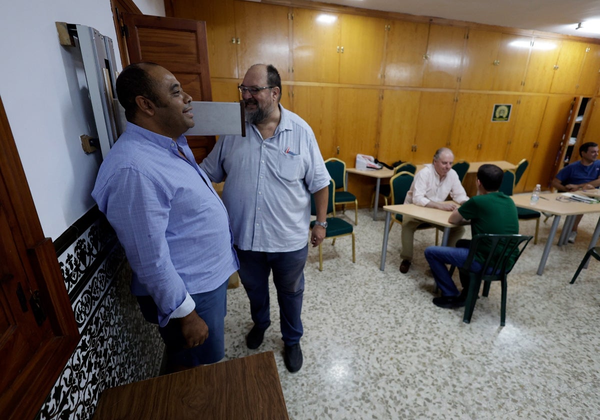 Un momento del tallaje en las dependencias de la casa hermandad.