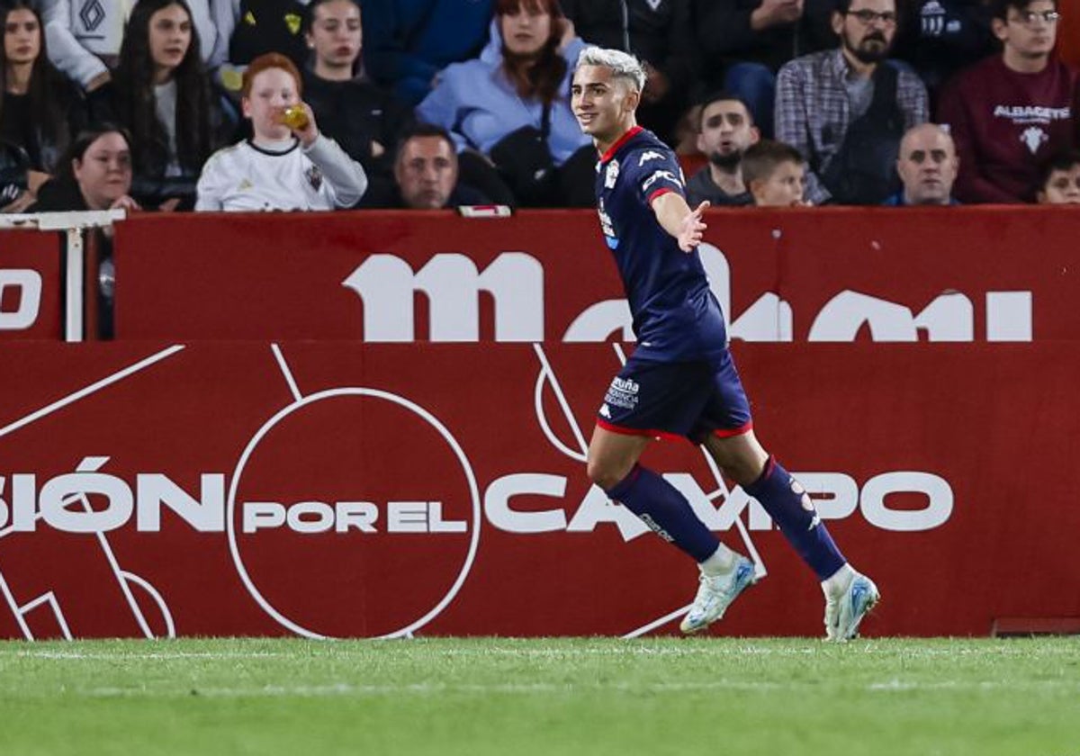 Yeremay Hernández celebra uno de sus dos goles al Albacete.