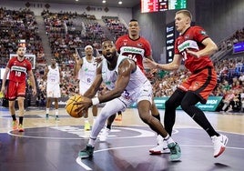 Wiley y Valtonen defienden a Melvin Ejim en el partido jugado en Granada.