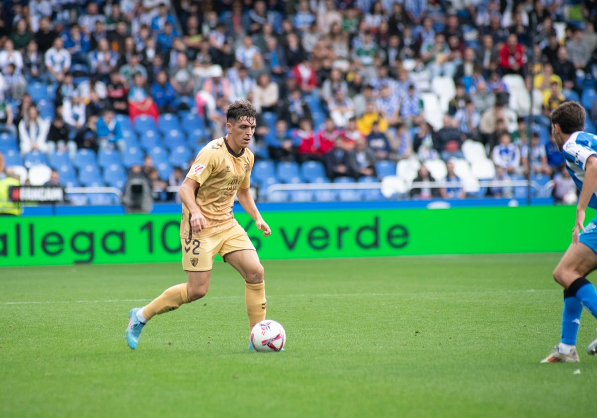 Jokin Gabilondo conduce el balón en el partido frente al Deportivo en Riazor.