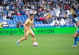 Jokin Gabilondo conduce el balón en el partido frente al Deportivo en Riazor.