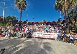 Participantes en la protesta celebrada este domingo a las puertas de Tivoli, en Benalmádena.